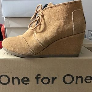 TOMS Desert Wedge in Chestnut Suede